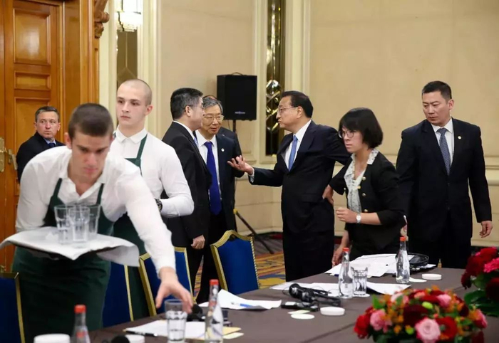 李克强会见这些国家领导人时,桌上为何放个表?|李克强|国家领导人|中东欧|李克强_手机新浪网