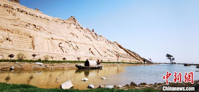 图为土雕“千年丝绸之路”。　魏建军 摄