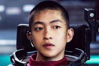 宋祖儿的理想型,吴京的儿子,靠垫底演技成35亿票房男主,躺赢?