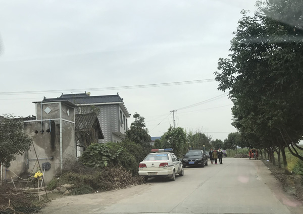 警方在村口布控