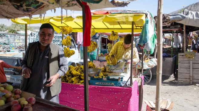 哈扎拉墓园内的菜市场