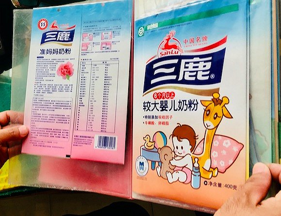 何师傅收藏的三鹿奶粉包装。摄影：赵晓娟奶牛养殖模式彻底改变