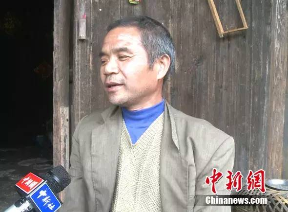  谢红军很欣慰，自己走不动了，女儿也会为无名烈士守墓。莫凡摄