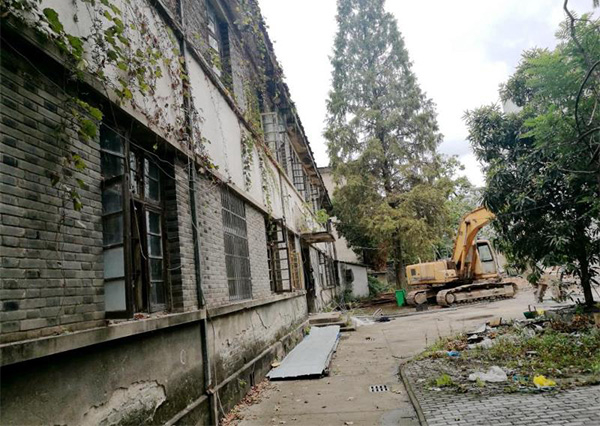 推土机开到了老楼楼下。 黄山市民/供图