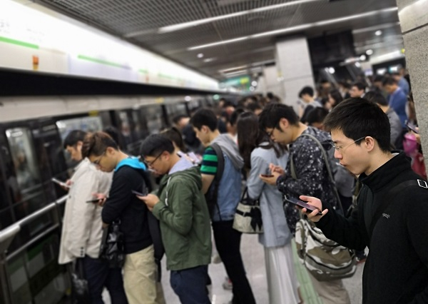 2号线故障后，站台乘客积压。 &nbsp;网友供图