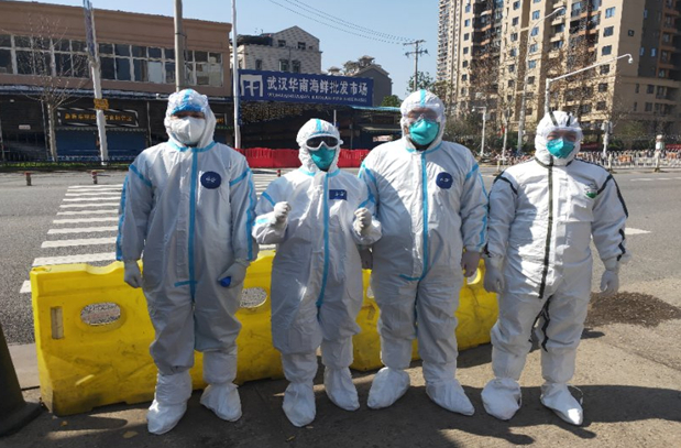 　　黄涛带领三位同志前往武汉华南海鲜市场采样和消毒