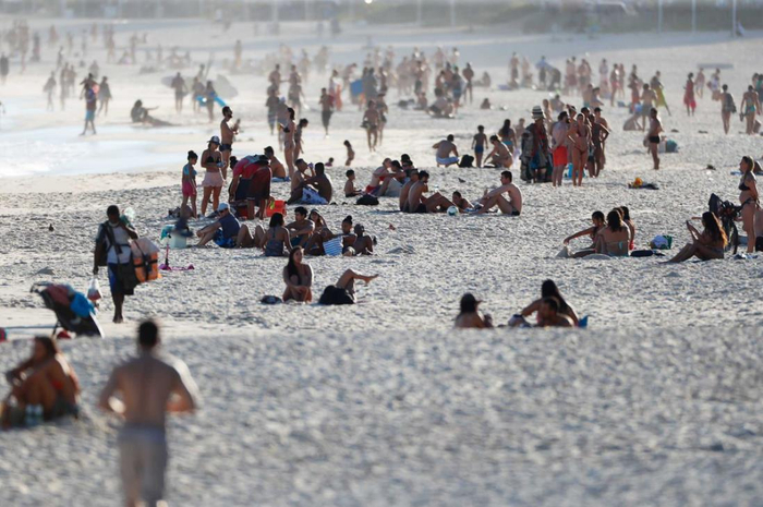 △6月20日里约热内卢市海滩上人群聚集 来源：巴西环球网