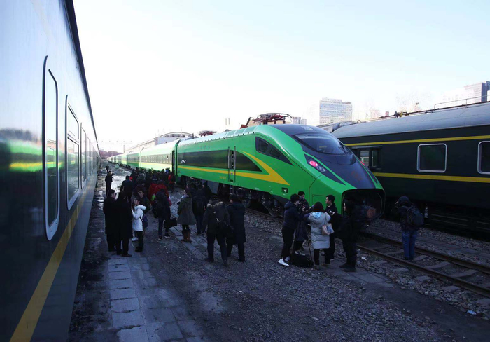 　　昨日，“绿巨人”复兴号列车现身北京。该列车即将在京沪线运营，将逐步代替传统普速列车。新京报记者 王贵彬 摄