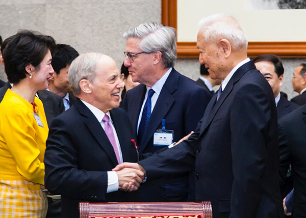 　李侃如在钓鱼台参加活动， 与郑必坚握手交流。