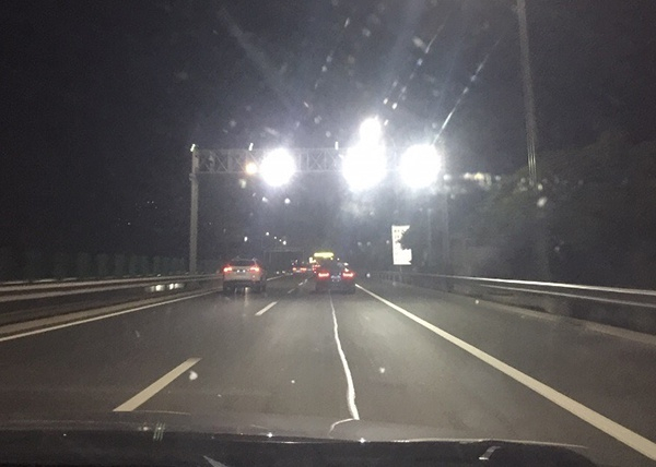 越来越多的路上出现这种直接照射人脸的强光射灯。本文图片均由作者提供