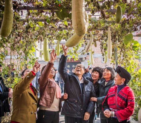 李嘉诚2013年造访接受基金会帮助的陕西乡村