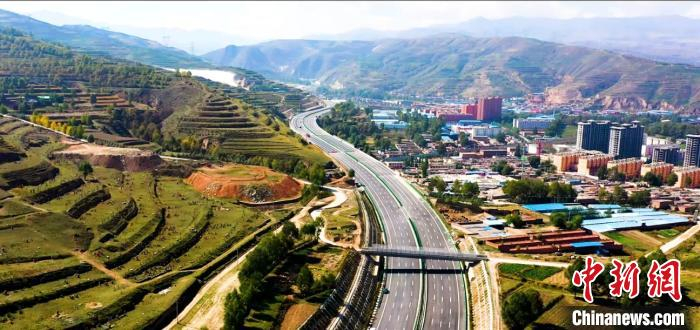 图为京藏高速扎麻隆至倒淌河公路改扩建工程局部。（资料图） 青海省交通运输厅 摄