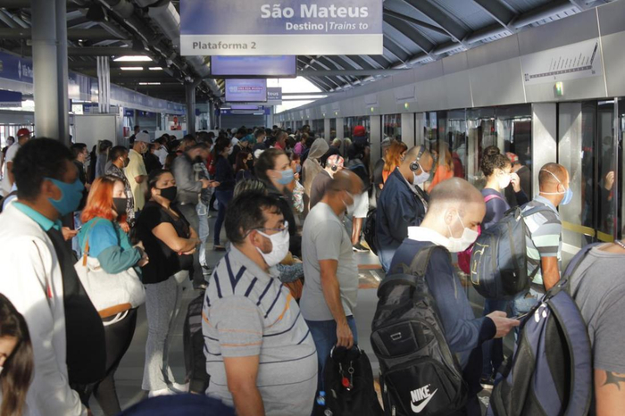 △疫情中的圣保罗市地铁站内人潮涌动 来源：巴西环球网