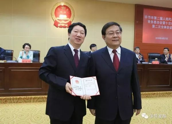 周建琨（右）为王光友颁发任命证书