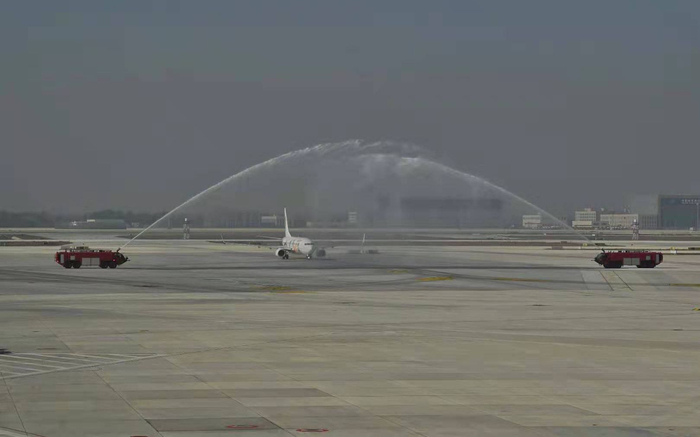 大兴机场举行水门仪式欢迎河北航空航班落地。新京报记者 李木易 摄