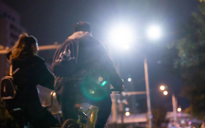 　　安定门外大街，辅路上的监控补光灯亮度较强，路过的骑行者表示比较晃眼 　　。 　　摄影/新京报记者&nbsp;李凯祥