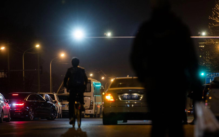 酒仙桥腾远加油站向南200米，路中间的监控补光灯格外显眼。摄影/新京报记者 李凯祥