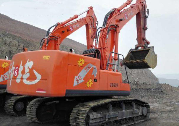 杨双来与力士德公司合作研发的ZS632节能挖掘机近照，车体尾部安装了蓄能器。