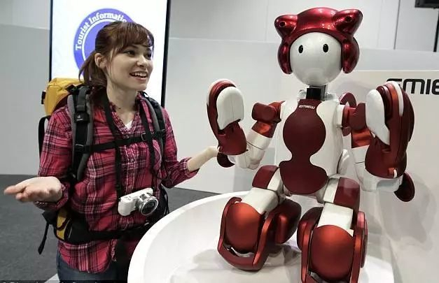 机器人EMIEW在为外国旅行者提供咨询服务。