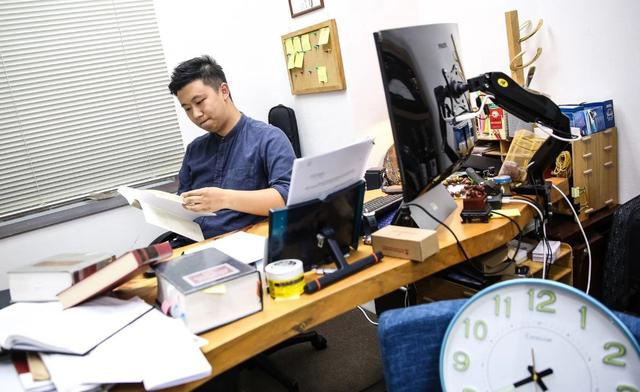  萧震然在办公室工作。