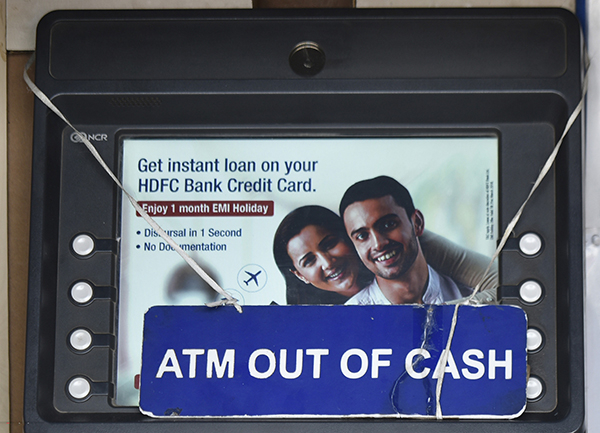 2018年4月17日，印度新德里，ATM机上无法取到现金。东方IC 图