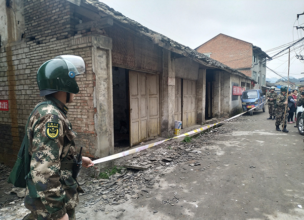 2019年2月25日，在四川省自贡市荣县高山镇，武警四川总队自贡支队官兵参与现场救援。视觉中国 图