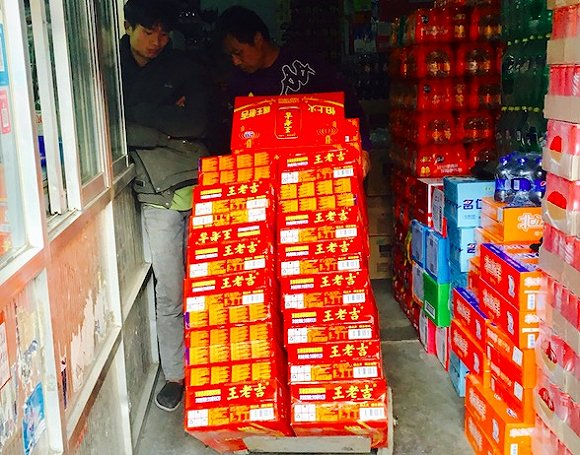 2018年10月，北京新发地批发市场正在上货王老吉的商家。摄影：赵晓娟&nbsp;