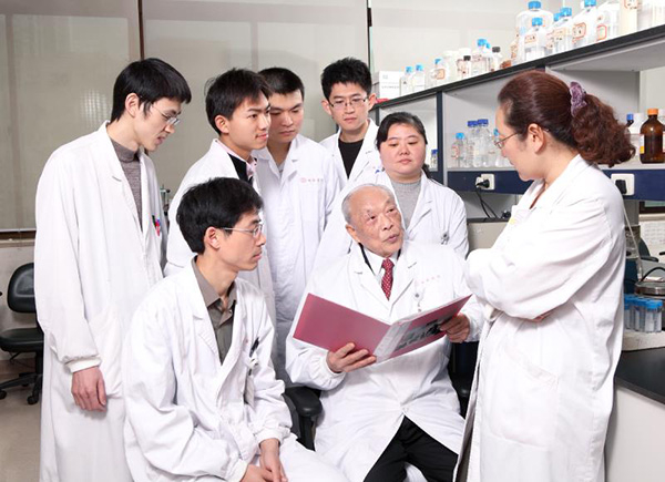 王振义与学生在一起交流。