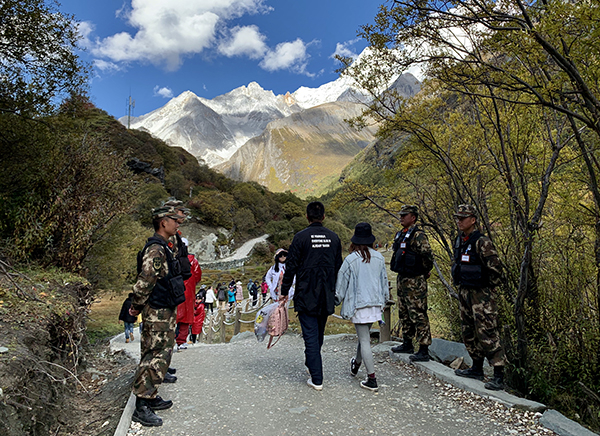 国庆黄金周，武警在景区里维持秩序。