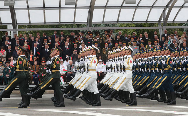 中国人民解放军仪仗队参与白俄罗斯独立日阅兵仪式。