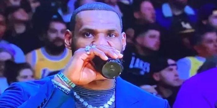 借酒消愁? 湖人糟糕战绩跌出前八 詹姆斯无奈