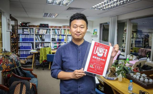  萧震然展示“熊猫大状”海报