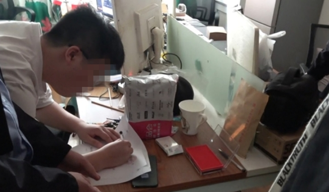 犯罪嫌疑人现场被警方抓获。烟台市公安局网安支队供图