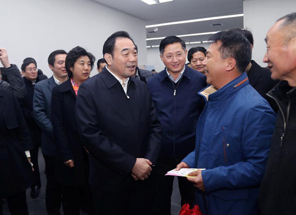 3月22日，周铁根现场检查2018中国徐州国际马拉松赛筹备情况。齐浩 摄