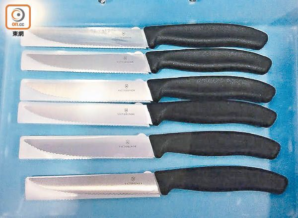 旅客携带的6把刀具 图片来自香港“东网”