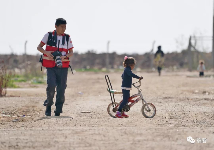  △&nbsp;2017年4月26日，伊拉克，中国日报记者王敬在等待拍摄时机。摄影/新京报记者陶冉