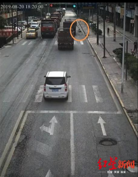 ↑监控显示沈某被撞