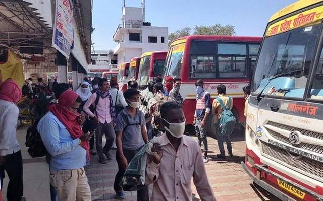 ▲赶着回家的印度人