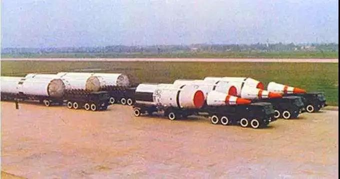 △钱学森组建中国第一个火箭、导弹研究所。