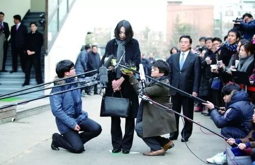  △“坚果返航”事件后出现在公众面前的赵显娥。