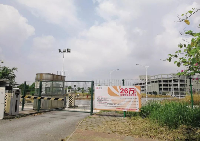 商家撤离后颜色斑驳的广州光谷大门