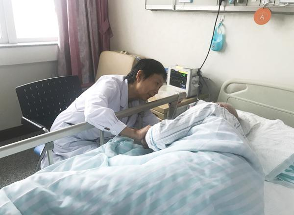  秦苑在安宁病房陪伴老人。澎湃新闻记者 袁璐 图