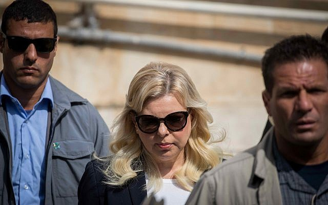 前往法院的萨拉 图自以色列时报