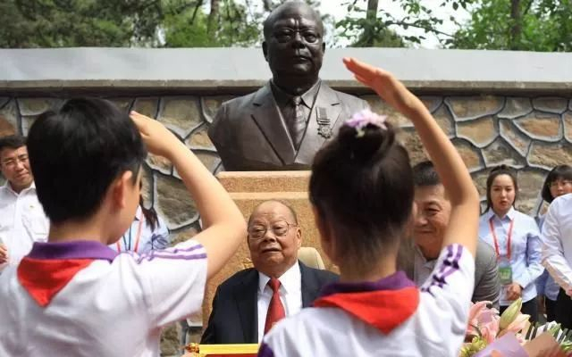  2019年，圆明园为了感谢曾宪梓对遗址保护做出的贡献，为其塑半身像。图/新京报网