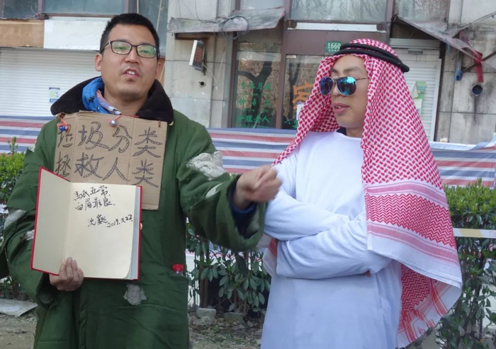 穿着中东服饰的男子。