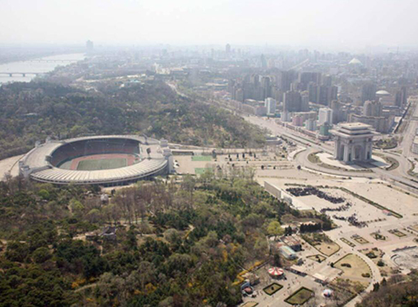 今年马拉松的起点和终点都是金日成体育场。