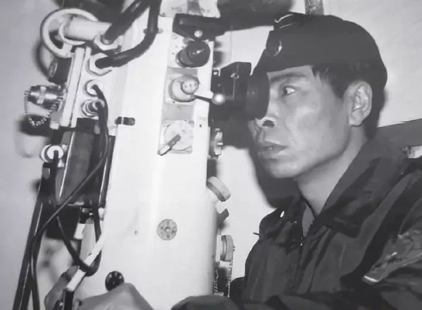 航海业务长任德宝观测航道障碍物 图/受访者提供