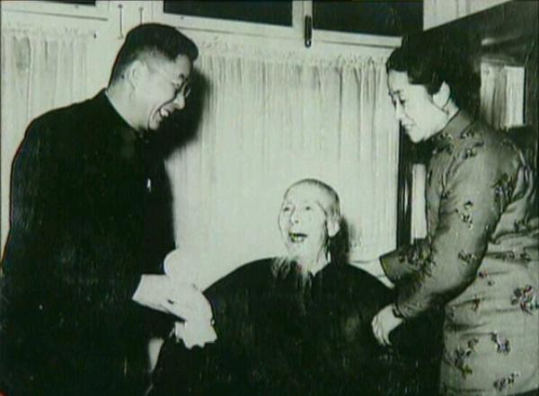 老舍、胡絜青与齐白石在一起