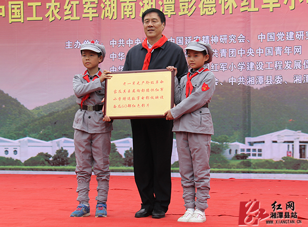 捐赠数字电影放映设备及60部红色影片