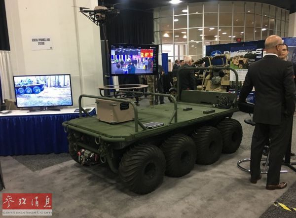  资料图片：美国防务展上展示的MUTT多用途无人运输车。（美国《大众机械》月刊网站）